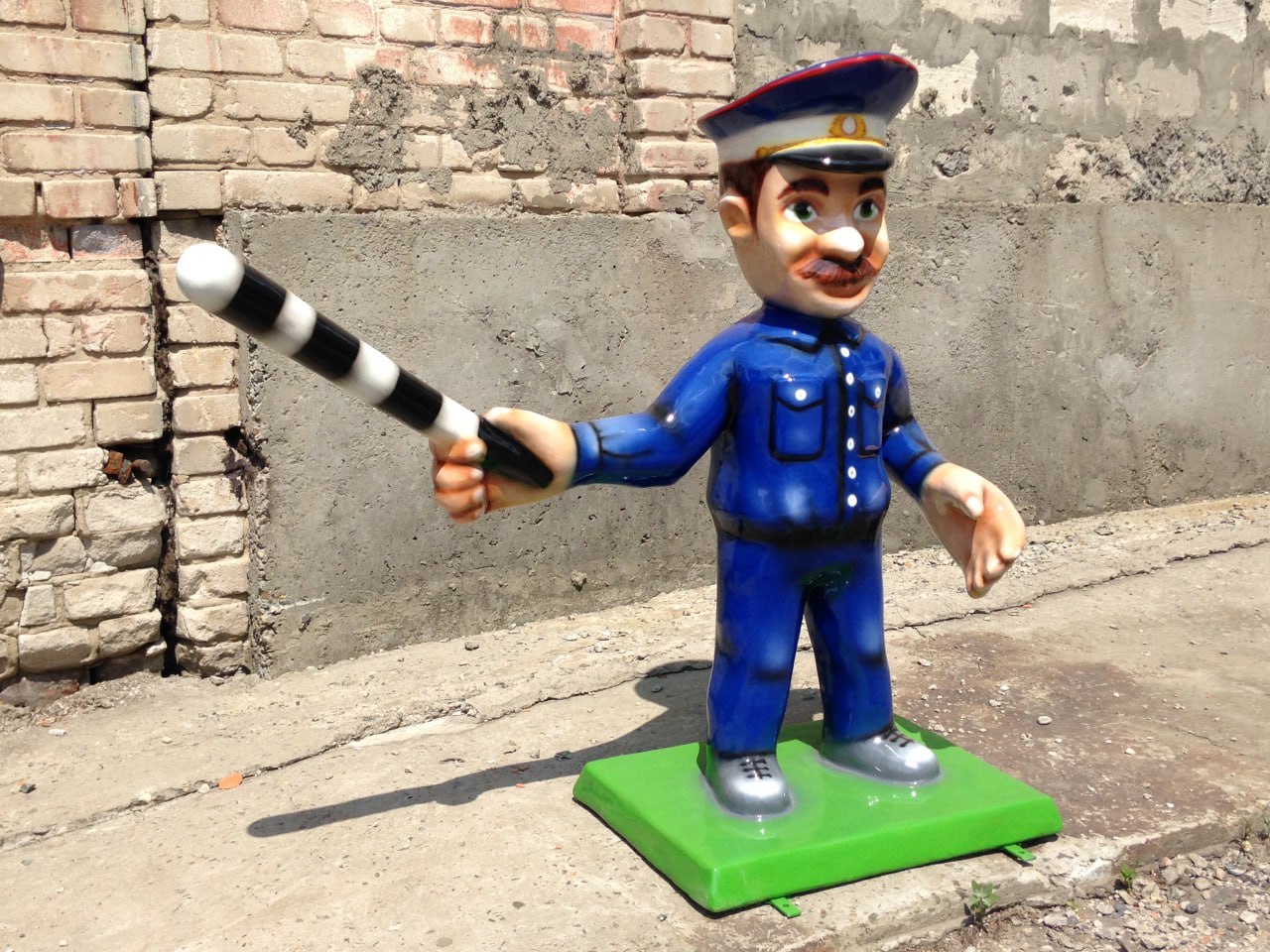 Фигура из стеклопластика "Регулировщик"